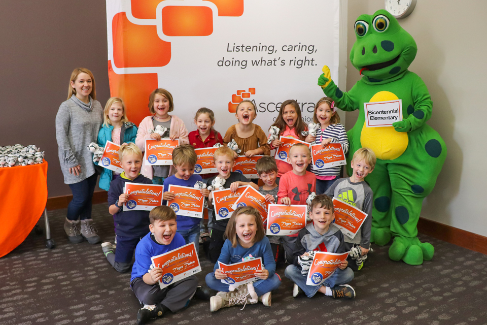 Bicentennial class photo with Jumpin George at Tiger Tales.