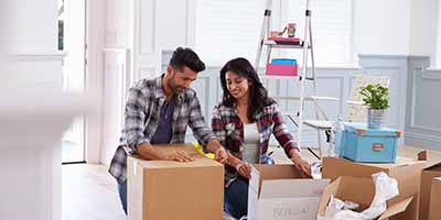 man and woman packing boxes es